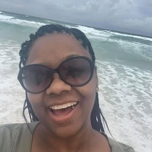 Meet your Posher, Kenisha